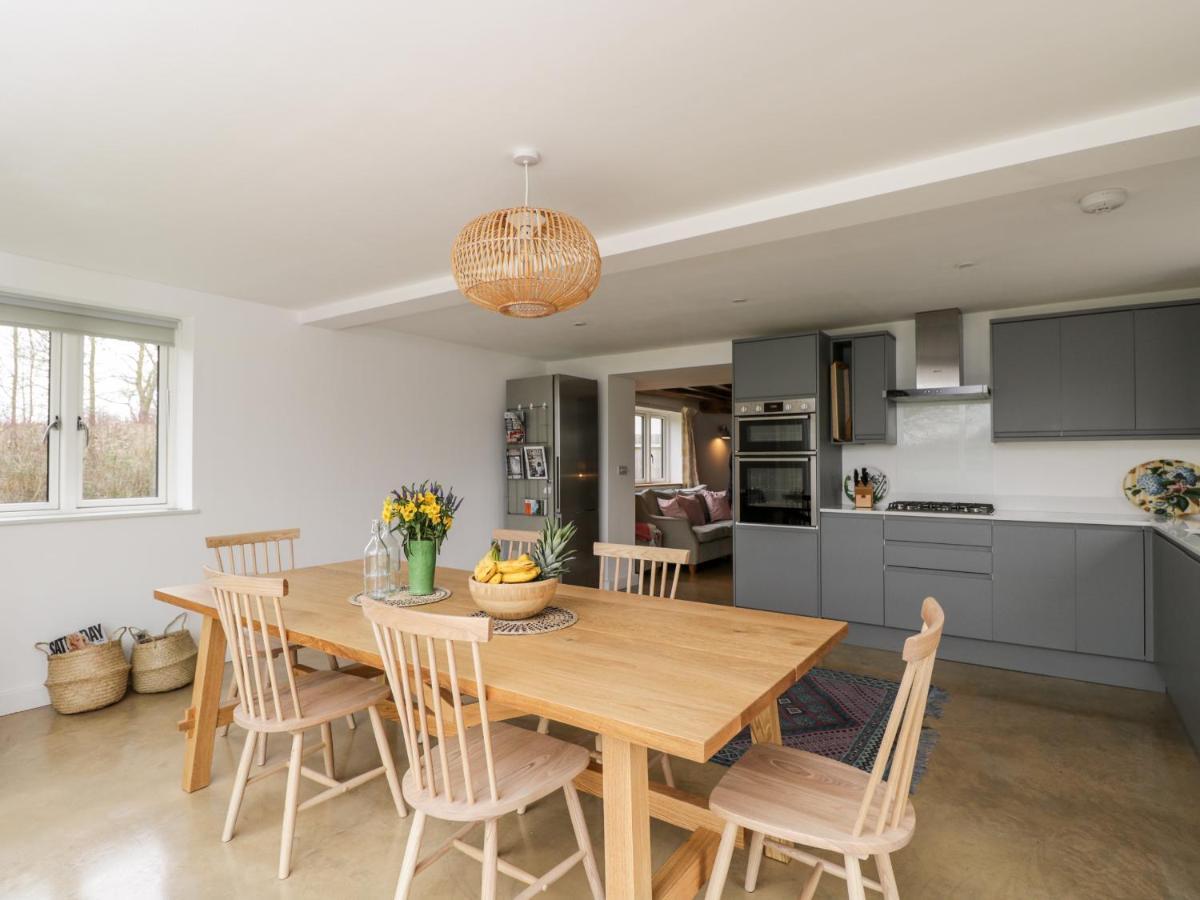 וויטני High Cogges Farm Holiday Cottages מראה חיצוני תמונה